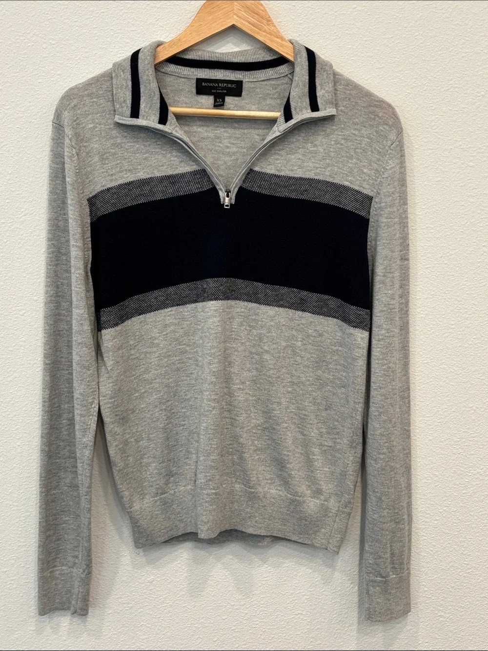 Banana Republic Men's XS Cotton Blend Gray Quarter-Zip Sweater Black Chest Band